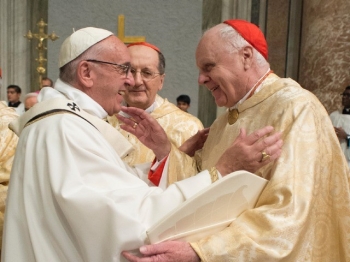 Der Kardinal O'Brien in Begleitung des Heiligen Vaters im Petersdom beim Fest der Geburt des Herrn