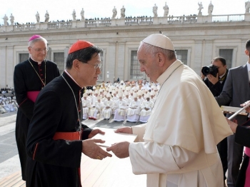 Kardinal Luis Antonio Tagle empfängt aus den Händen des Papstes das Apostolische Schreiben Misericordia et Misera