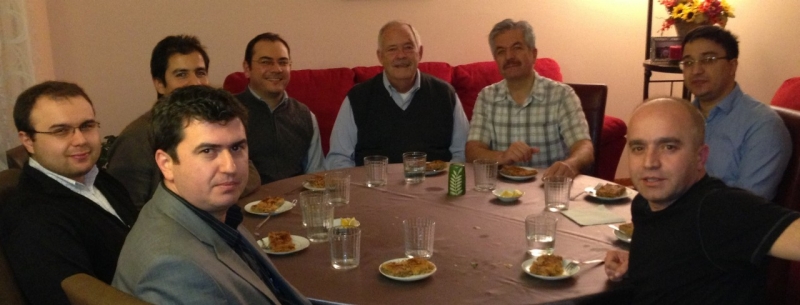 El P. Thomas Michel durante una comida amistosa con algunos amigos musulmanes