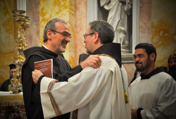 Le Père Pierbattista Pizzaballa accueillant le nouveau Custode de Terre Sainte, le Père Francesco Patton.