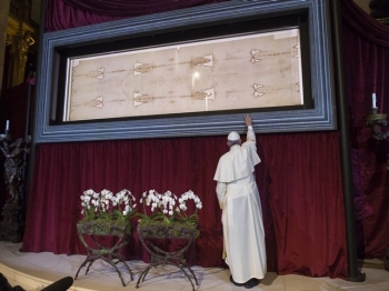 Pape François devant le Saint-Suaire en 2015